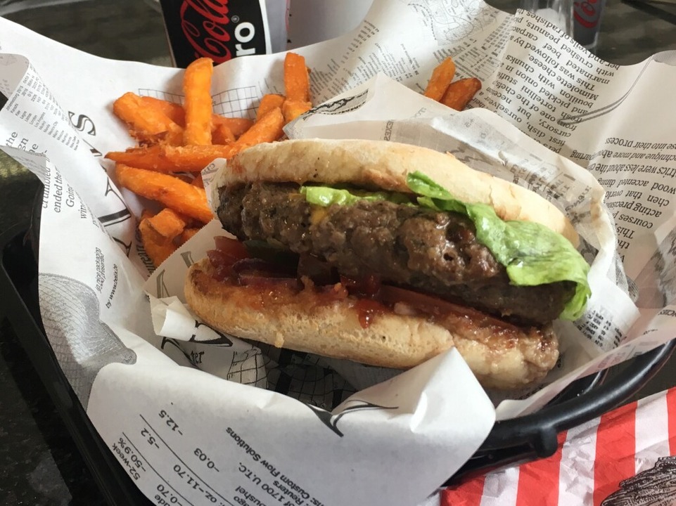 fudders Top 10 Burger-Lokale: Der Burger Black Angus in der Burger Factory  | Foto: Konstantin Görlich