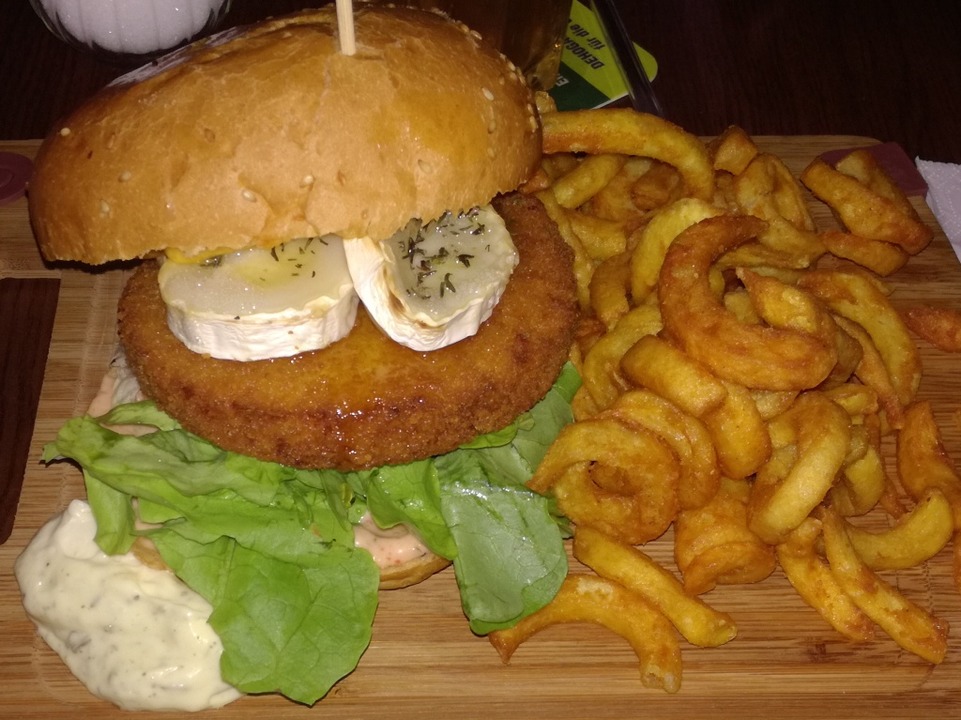 fudders Top 10 Burger-Lokale: Der vegetarische Burger in der Maria Bar  | Foto: Maleen Thiele