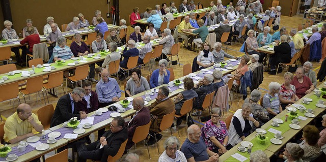 Rund 150 Besucher waren in die Hochburghalle zum Altennachmittag  gekommen.  | Foto: Helena Kiefer