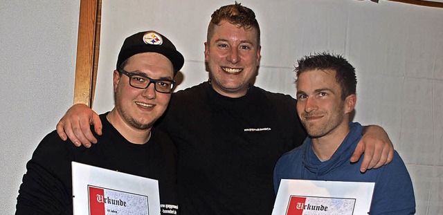 Vorsitzender Tobias Podeswa (Mitte) eh...und dankte fr ihr groes Engagement.   | Foto: Daniele Schle