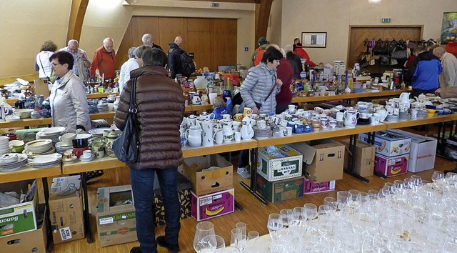 Kolping-Flohmarkt im Pfarrzentrum: Ein beliebtes Ziel.   | Foto: M. Hartmann