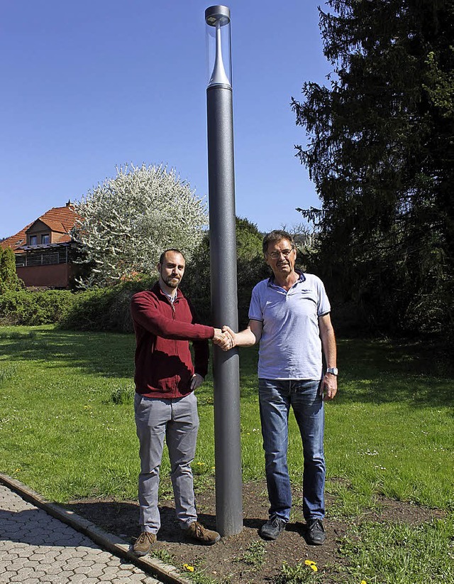 Eine der neuen Laternen im Sennhof.v.l.n.r. Sebastian Metzger und Jrgen Huber  | Foto: Nina Witwicki