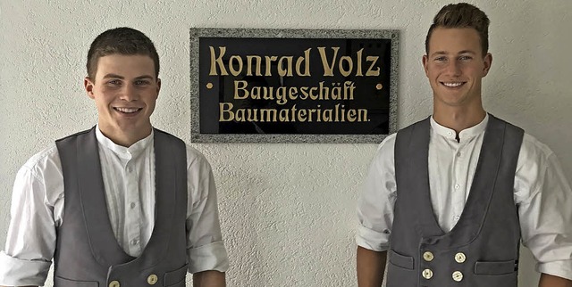 Philipp Ketterer (links) und Christoph...Ausbildung als Innungssieger beendet.   | Foto: Volz GmbH