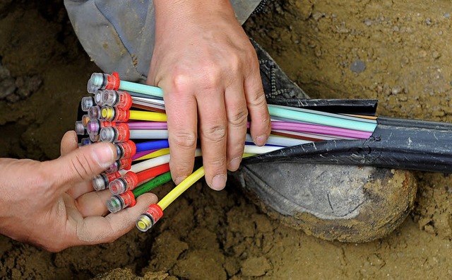 Da schnelle Internet kann kommen: Die ...r die Hauptzuleitung  sind vergeben.   | Foto: Peter Kneffel/dpa