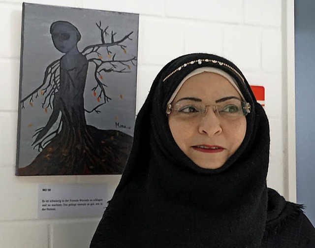 Mona  Omar neben einem ihrer Bilder  | Foto: Chris Rtschlin