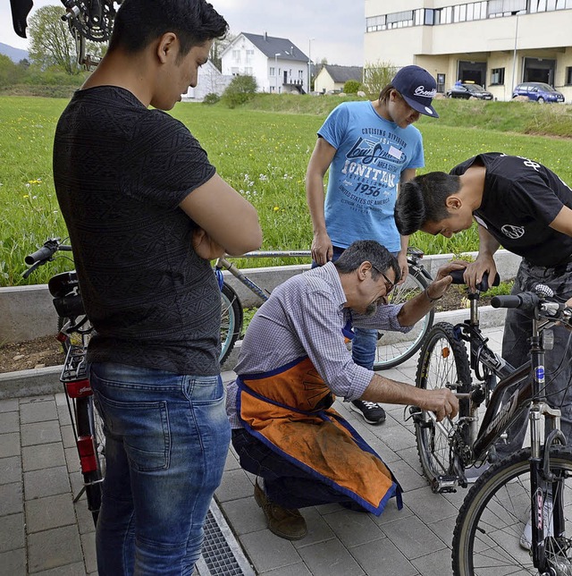 Flchtlinge lernen in der Fahrradwerkstatt, ihre Rder zu reparieren.   | Foto: Horatio Gollin
