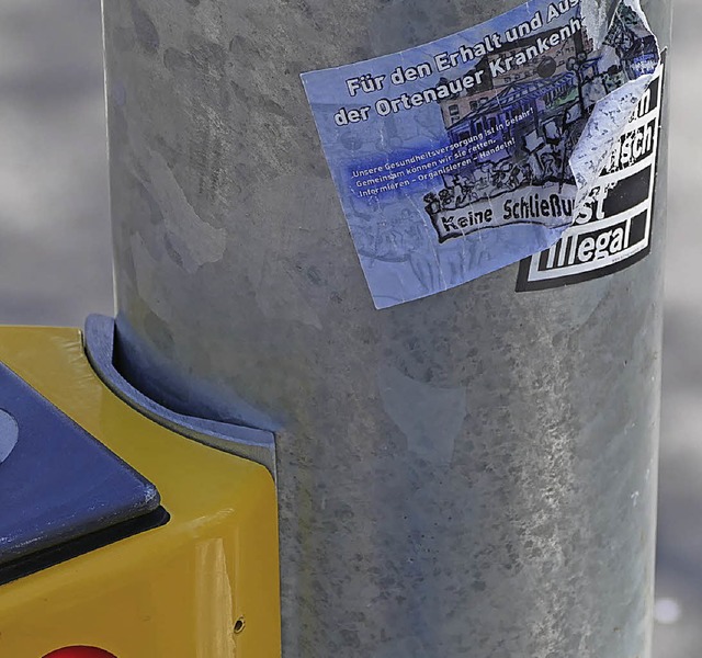 Fr Klinik-Erhalt: Protestaufkleber an einem Offenburger Ampelmast.  | Foto: Seller