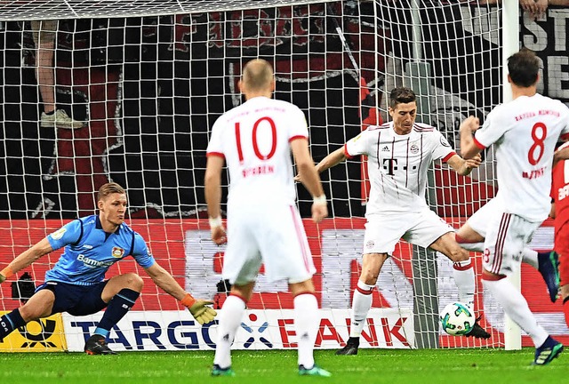 Der Anfang vom Leverkusener Ende: Javi...11; und der FC Bayern fhrt mit 1:0.    | Foto: dpa