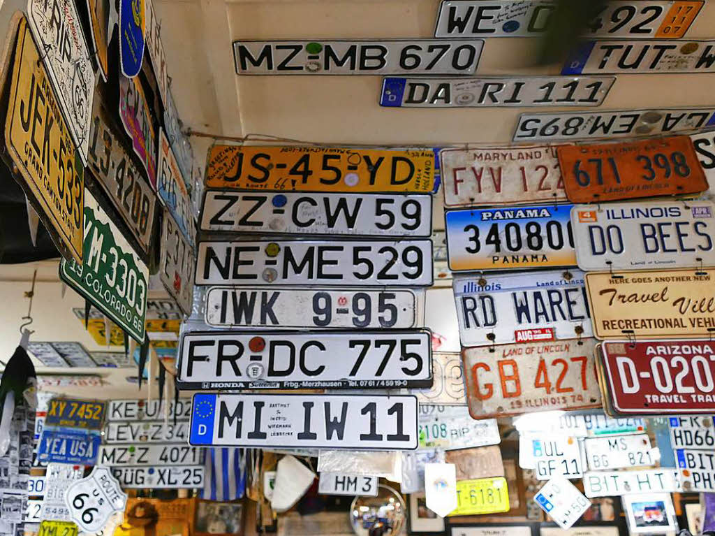 Autokennzeichen aus aller Welt zieren Angel Delgadillos Souvenirladen in Seligman.