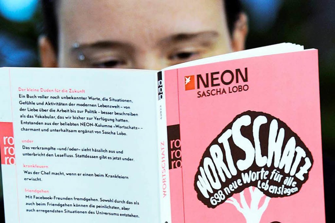 Eine Frau liest eine Sonderausgabe der Neon, die der Autor Sascha Lobo schrieb.  | Foto: Maurizio Gambarini