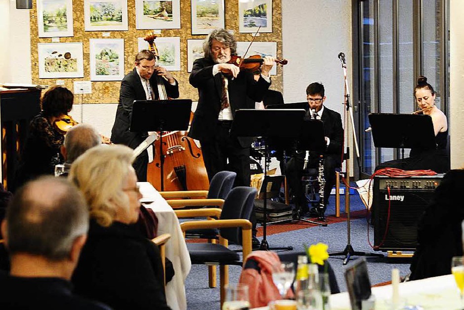 Kapellmeister Tibor Szüts (1. Geige), Zsolt Németh (Klavier), Edina Luczó (2. Geige), Markus Lechner (Kontrabass), Alexander Ziemann (Schlagzeug/Percussion), Claire Garde (Flöte) und Lorenzo Salva Peralta (Klarinette) (Foto: Bernhard Seitz) Kapellmeister Tibor Szüts (1. Geige), Zsolt Németh (Klavier), Edina Luczó (2. Geige), Markus Lechner (Kontrabass), Alexander Ziemann (Schlagzeug/Percussion), Claire Garde (Flöte) und Lorenzo Salva Peralta (Klarinette) (Foto: Bernhard Seitz)