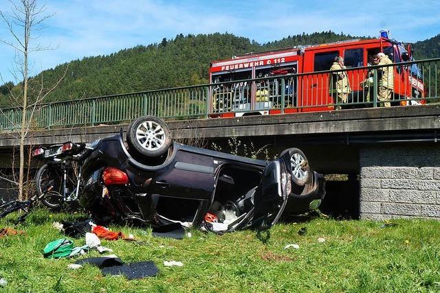 Pkw-Fahrer fhrt vor Gutach von Brcke und verliert ein Rad