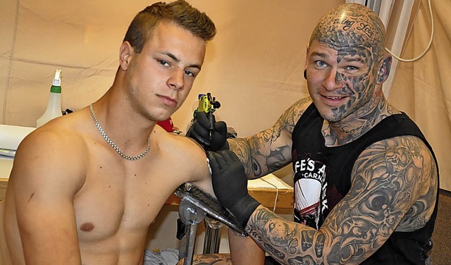 Tattoos sind Geschmackssache.  Der jun...rmanenten Krperschmuck auf der Haut.   | Foto: Claus Bingold