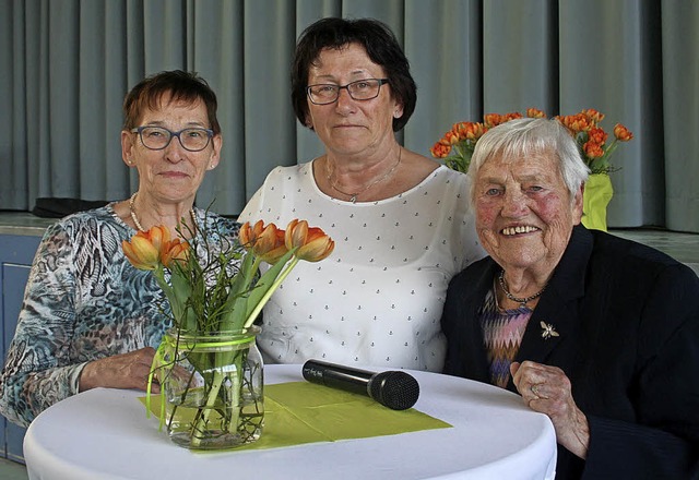 Iris Kiss, Anneliese Bader und Trudel ...tzende der  Ihringer Landfrauen zurck  | Foto: Jakob-Klblin