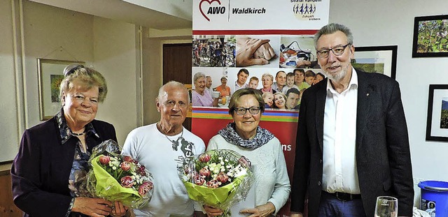 Klaus Laxander gratulierte Christel un...chts) zu langjhriger Mitgliedschaft.   | Foto:  Sylvia Sredniawa