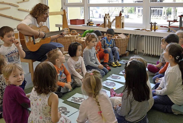 Katrin Ehighalua-Behrendt singt  vor d...hstck mit den Kindern noch ein Lied.   | Foto: Horatio Gollin