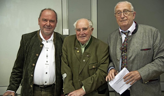 Fr 75 Jahre Mitgliedschaft im Jagdver... Manfred Harner (links) ausgezeichnet.  | Foto: Volker Mnch