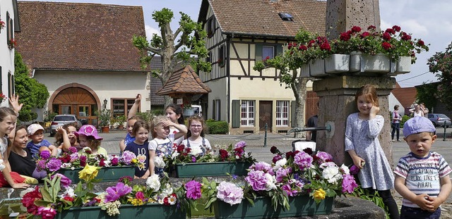 Im Mai 2017 hatte die Trachtengruppe  ...en mit Kindern mit Blumen geschmckt.   | Foto: V. LangeLott