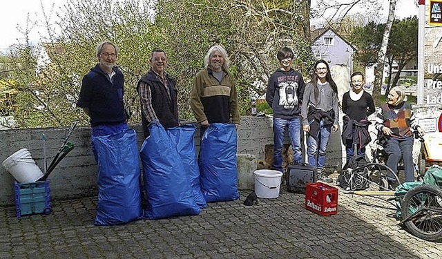 Eine Gruppe von Helfern um Ortsvorsteh...Naturlandschaft wieder ansehnlich ist.  | Foto: privat