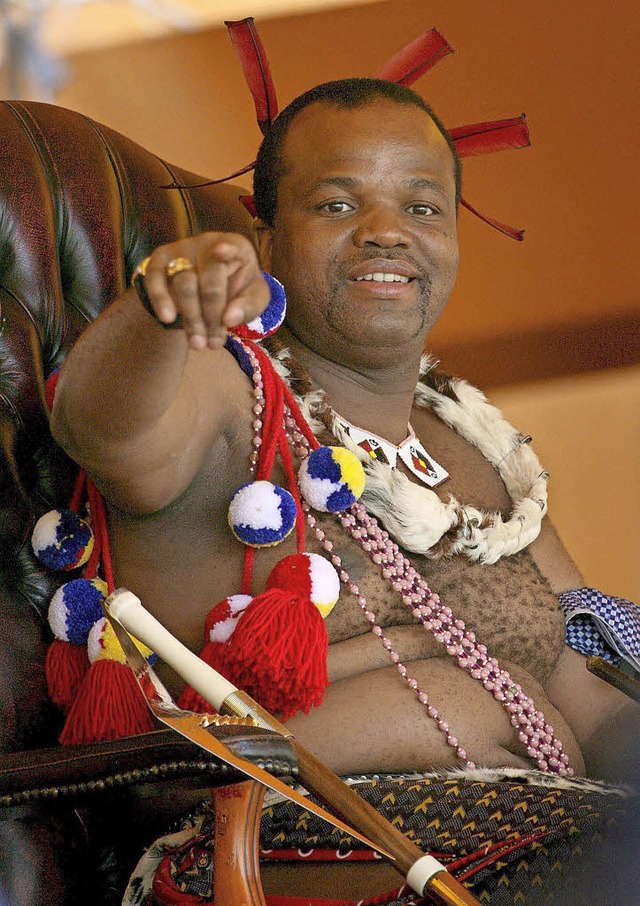 Die Geburtstagsfeiern von Knig Mswati...leibt meist seine Bevlkerung sitzen.   | Foto: dpa