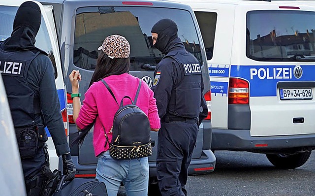 Polizisten bei einer Razzia vor einem Bordell in Bonn   | Foto: dpa