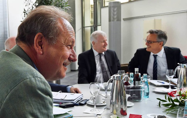 Gute Stimmung bei den Verhandlungen he...nnenminister Horst Seehofer (Mitte).    | Foto: dpa