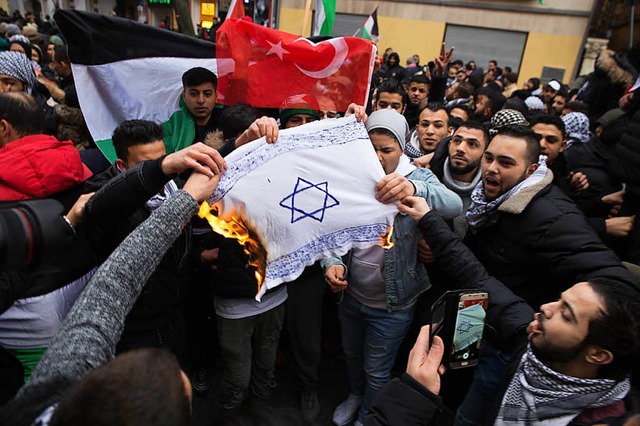 Arabische Demonstranten verbrennen eine Israel-Fahne.   | Foto: DPA