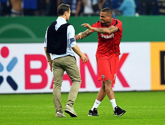 Kevin-Prince Boateng (r.) und Eintracht-Coach Kovac freuen sich ber den Sieg.  | Foto: dpa