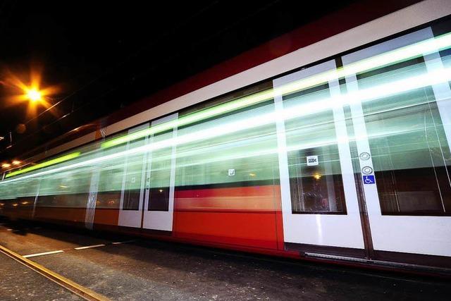 Unbekannter blendet Straenbahn und Auto mit grnem Laser