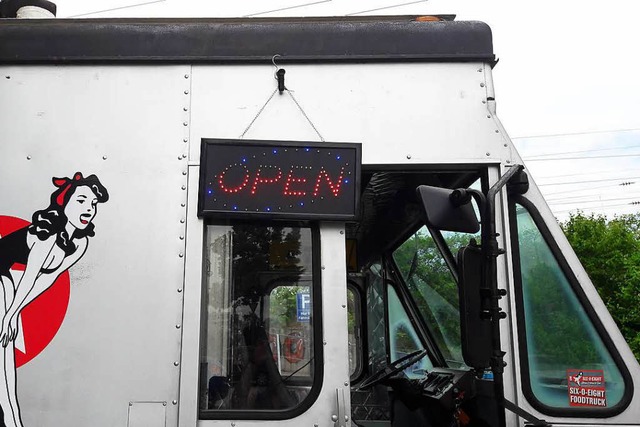 Six-O-Eight-Burger werden aus einem alten UPS-Truck heraus serviert.  | Foto: Andrea Schiffner