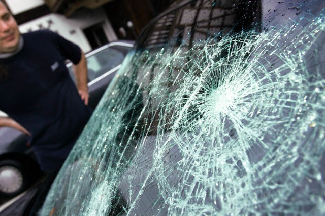 Der Autoaufbrecher warf jeweils mit einem Stein eine Autoscheibe ein.  | Foto: dpa