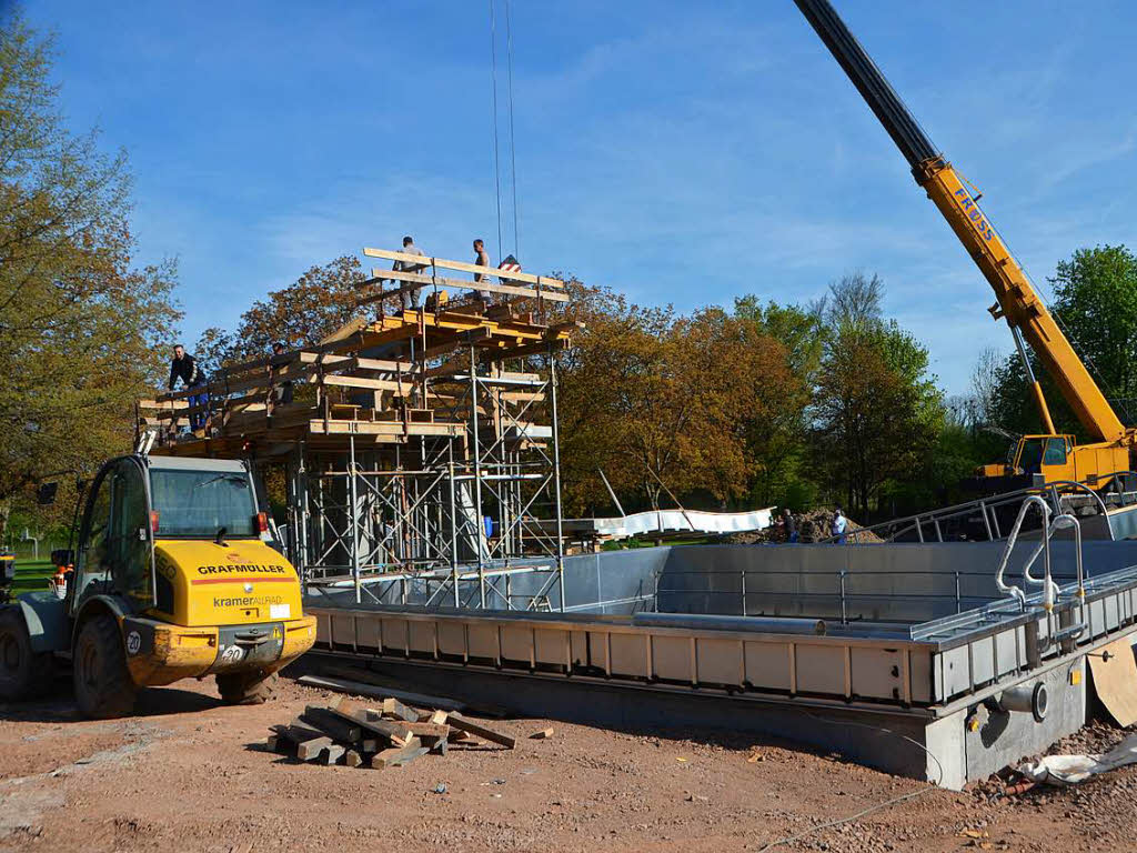 Hektische Betriebsamkeit herrscht auf der Grobaustelle im Emmendinger Freibad.