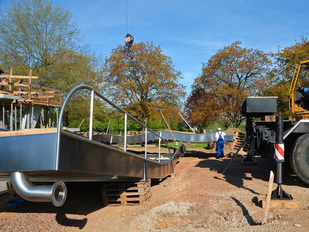 Hektische Betriebsamkeit herrscht auf der Grobaustelle im Emmendinger Freibad.