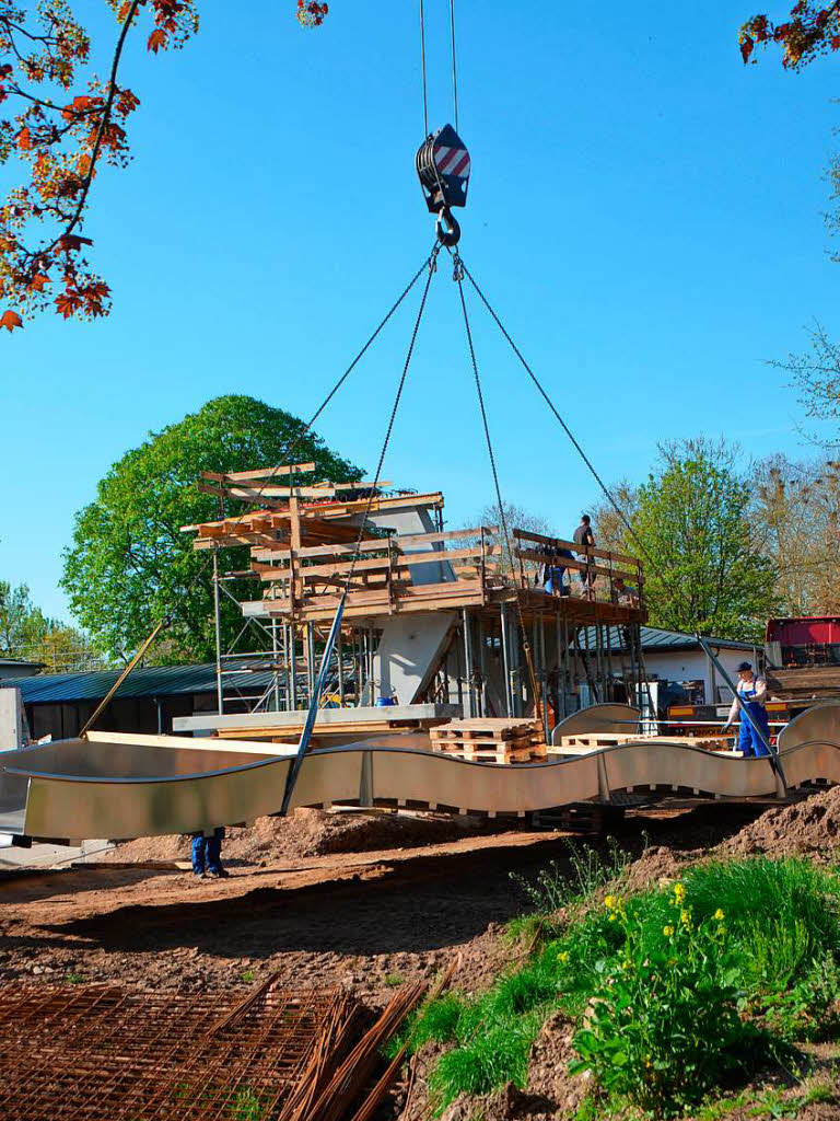 Hektische Betriebsamkeit herrscht auf der Grobaustelle im Emmendinger Freibad.