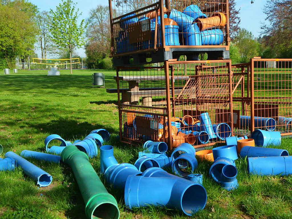 Hektische Betriebsamkeit herrscht auf der Grobaustelle im Emmendinger Freibad.