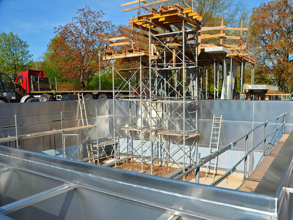 Hektische Betriebsamkeit herrscht auf der Grobaustelle im Emmendinger Freibad.