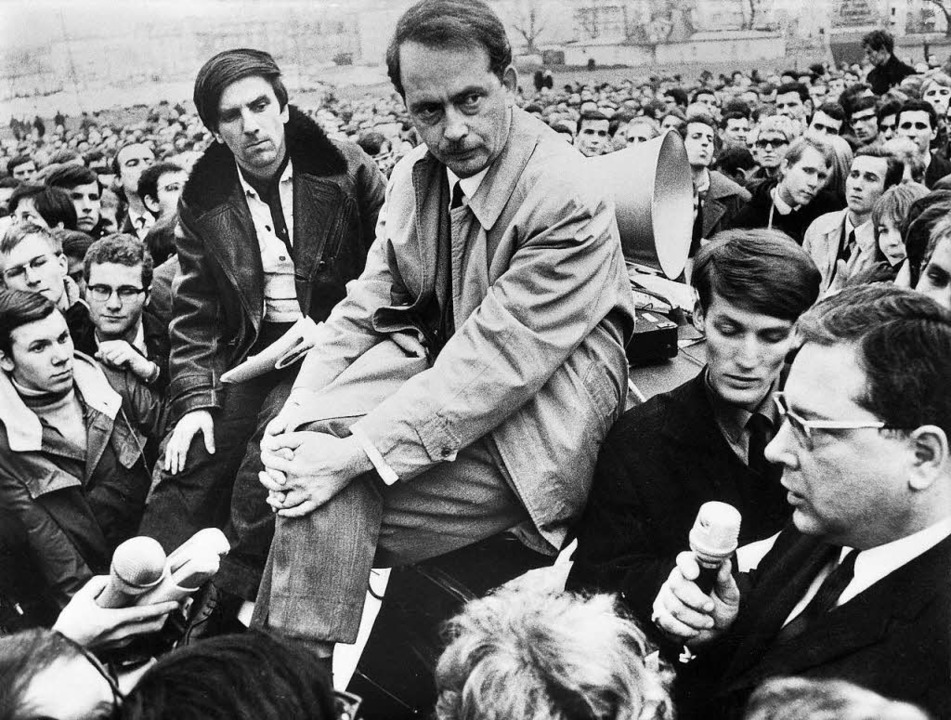 Ralf Dahrendorf und Rudi Dutschke diskutieren in Freiburg mit Studierenden.  | Foto: IBERFOTO