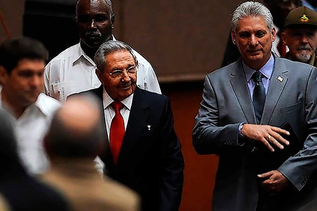 Raul Castro (links)  und Miguel Diaz-Canel  | Foto: AFP