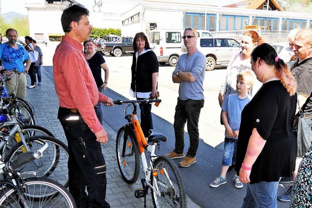 Werner Grether (links) findet bei der ...r jedes Fahrrad einen neuen Besitzer.   | Foto: Jrn Kerckhoff