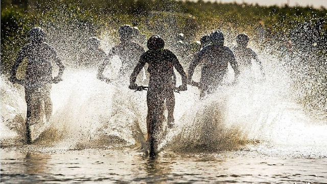 Willkommene Dusche fr  berhitzte Mou...thon-Europameisterschaft ausgefahren.   | Foto: Sam Clarke/Cape Epic