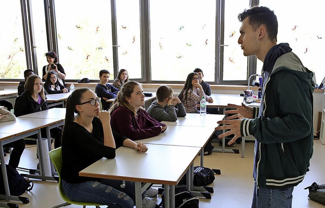 Marcus Westhoff ist in dem Ein-Mann-Th...iere war in der Otto-Hahn-Realschule.   | Foto: Christoph Breithaupt