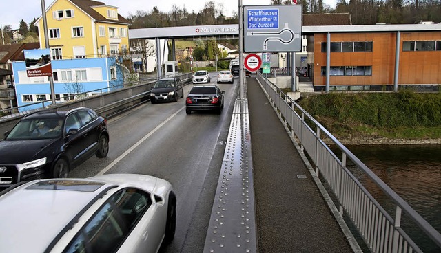 Die Rheinbrcke zwischen Waldshut und ...onstration gegen das Akw Beznau sein.   | Foto: Maximilian Halter