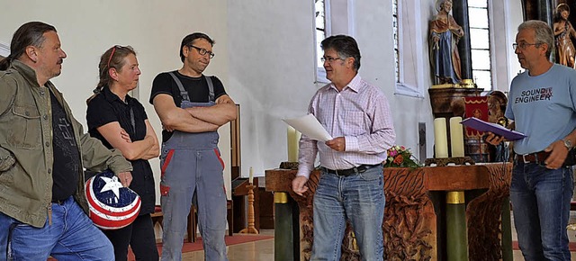 Michael Schwrer (von links), Birgit H...auspiels in der Lffinger Kirche  ab.   | Foto: Liane Schilling