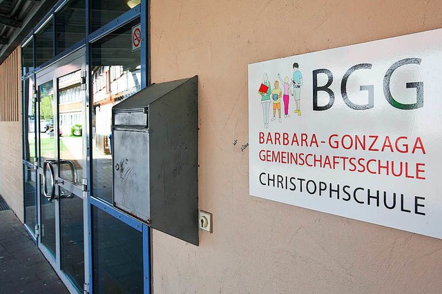 Ein Schild hngt am Eingang der Barbara Gonzaga Gemeinschaftsschule.  | Foto: dpa
