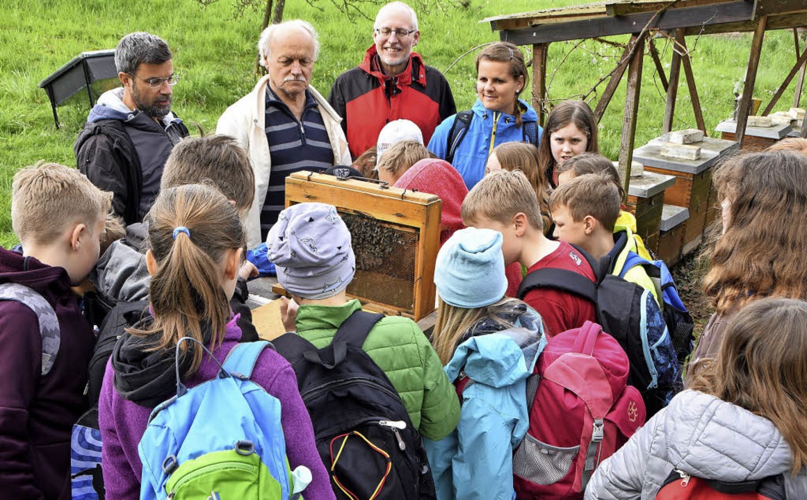 Die Hobby-Imker Andreas Walter und Wil...en Viertklssler auf dem Bienenstand.   | Foto: Donner