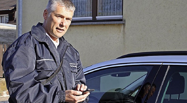 Georg Schlenker von der Stadt Herbolzh...h  in Ringsheim den ruhenden Verkehr.   | Foto: Adelbert Mutz