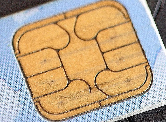 Mit SIM-Karten kann man nicht nur telefonieren, sondern offenbar auch betrgen.   | Foto: dpa