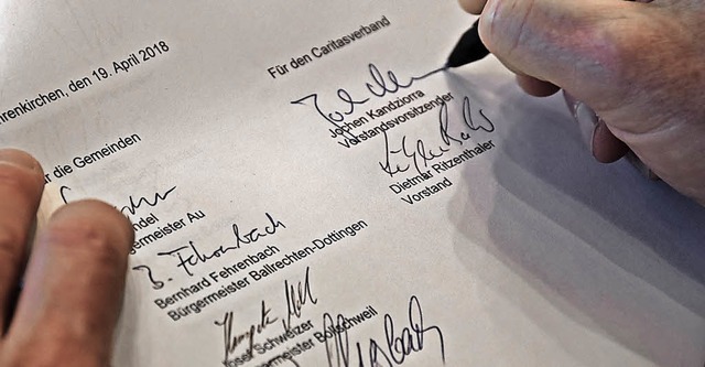 Gleiche mehrere Dokumente waren gester...en Vertragspartnern zu unterzeichnen.   | Foto: Andrea Gallien