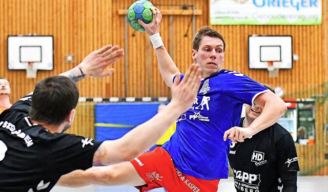 Die Kenzinger Handballer um Denis Michelbach wollen die Relegation vermeiden.   | Foto: Achim Keller