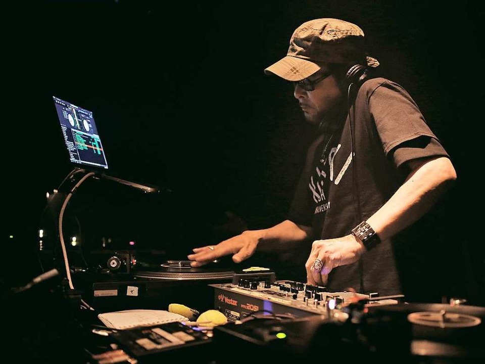 einen weltweit bekannten Turntablist u...r japanischen HipHop-Kultur: DJ Krush.  | Foto: Naminas